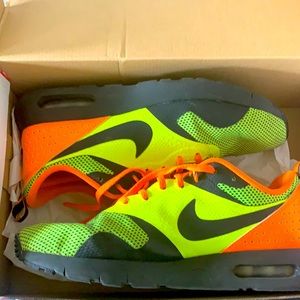 EUC Nike Air Max Tavas (GS).